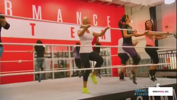 5B568x3285D_Total_Divas_Season_5_Ep_5_by_CenationSince02_-_Dailymotion_mp40141.jpg