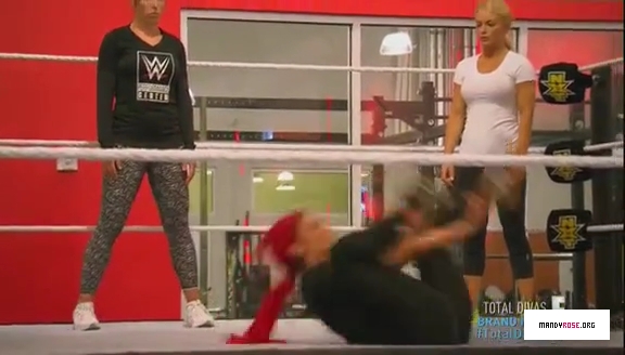 5B568x3285D_Total_Divas_Season_5_Ep_5_by_CenationSince02_-_Dailymotion_mp40148.jpg