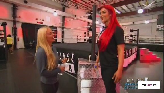 5B568x3285D_Total_Divas_Season_5_Ep_5_by_CenationSince02_-_Dailymotion_mp40213.jpg