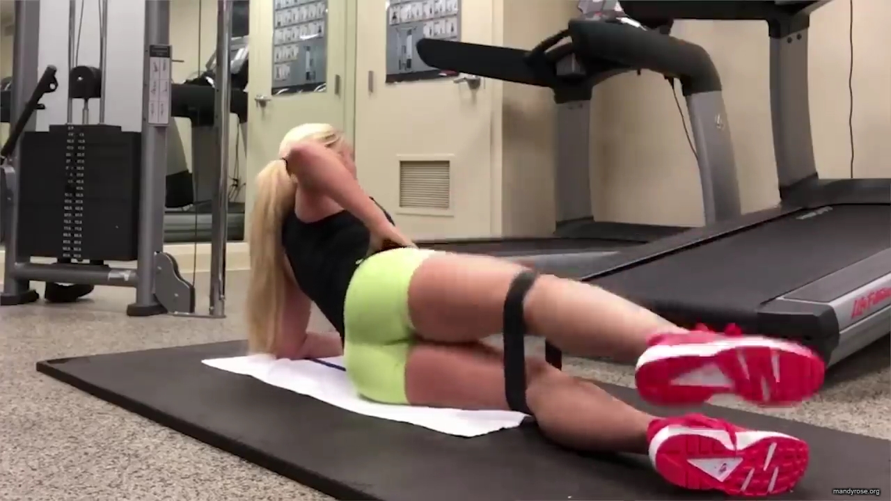 A_WWE_Superstar_s_Entire_Routine2C_from_Waking_Up_to_Wrestling___Allure_mp40196.jpg