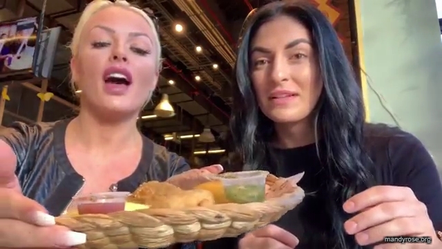 HOLAAAA_2121_Bogota2C_Colombia_WWE_Mandy_Rose_Sonya_Deville_Damandyz_Donutz_mp40013.jpg