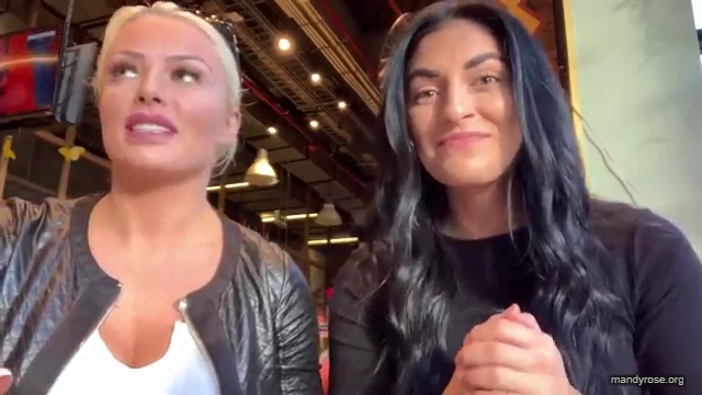 HOLAAAA_2121_Bogota2C_Colombia_WWE_Mandy_Rose_Sonya_Deville_Damandyz_Donutz_mp40023.jpg