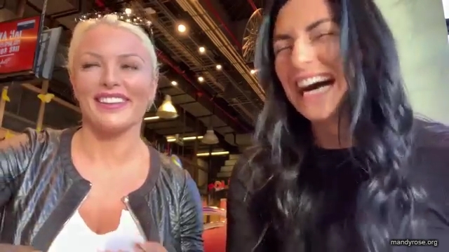 HOLAAAA_2121_Bogota2C_Colombia_WWE_Mandy_Rose_Sonya_Deville_Damandyz_Donutz_mp40027.jpg