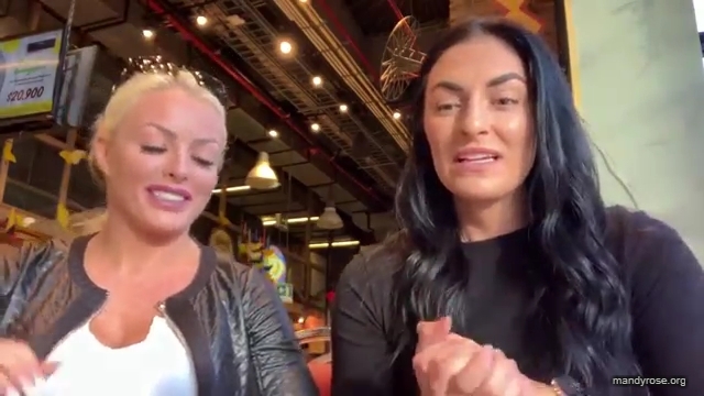 HOLAAAA_2121_Bogota2C_Colombia_WWE_Mandy_Rose_Sonya_Deville_Damandyz_Donutz_mp40039.jpg