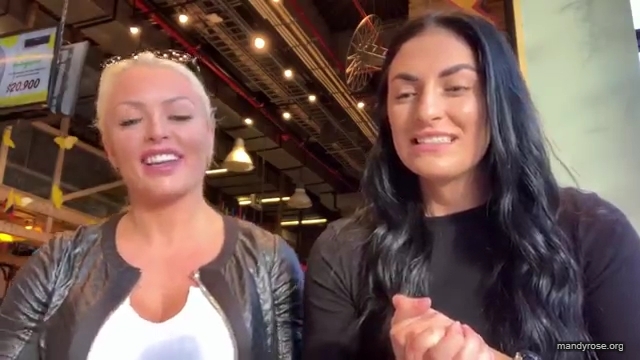 HOLAAAA_2121_Bogota2C_Colombia_WWE_Mandy_Rose_Sonya_Deville_Damandyz_Donutz_mp40040.jpg