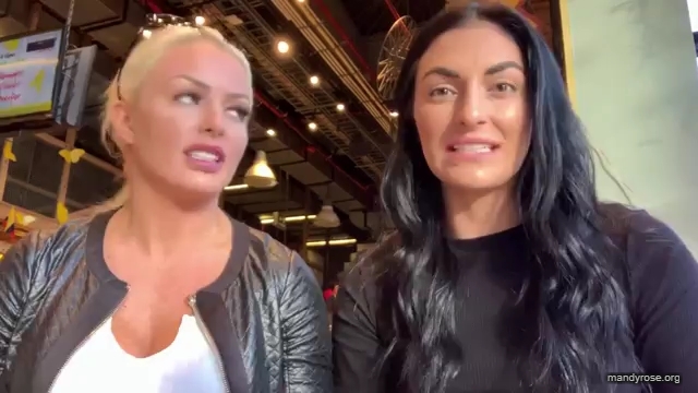 HOLAAAA_2121_Bogota2C_Colombia_WWE_Mandy_Rose_Sonya_Deville_Damandyz_Donutz_mp40048.jpg
