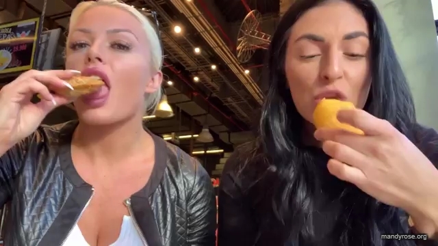 HOLAAAA_2121_Bogota2C_Colombia_WWE_Mandy_Rose_Sonya_Deville_Damandyz_Donutz_mp40063.jpg
