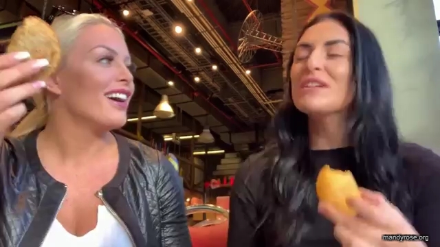 HOLAAAA_2121_Bogota2C_Colombia_WWE_Mandy_Rose_Sonya_Deville_Damandyz_Donutz_mp40065.jpg