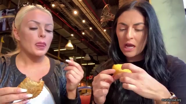 HOLAAAA_2121_Bogota2C_Colombia_WWE_Mandy_Rose_Sonya_Deville_Damandyz_Donutz_mp40078.jpg