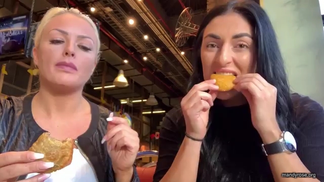 HOLAAAA_2121_Bogota2C_Colombia_WWE_Mandy_Rose_Sonya_Deville_Damandyz_Donutz_mp40080.jpg
