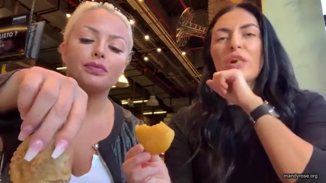 HOLAAAA_2121_Bogota2C_Colombia_WWE_Mandy_Rose_Sonya_Deville_Damandyz_Donutz_mp40083.jpg