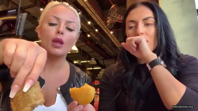 HOLAAAA_2121_Bogota2C_Colombia_WWE_Mandy_Rose_Sonya_Deville_Damandyz_Donutz_mp40084.jpg