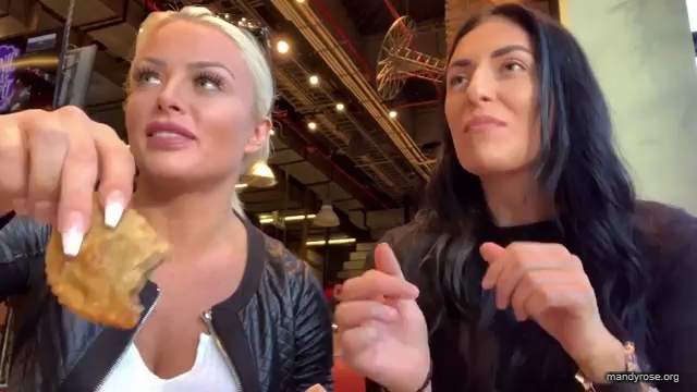 HOLAAAA_2121_Bogota2C_Colombia_WWE_Mandy_Rose_Sonya_Deville_Damandyz_Donutz_mp40086.jpg