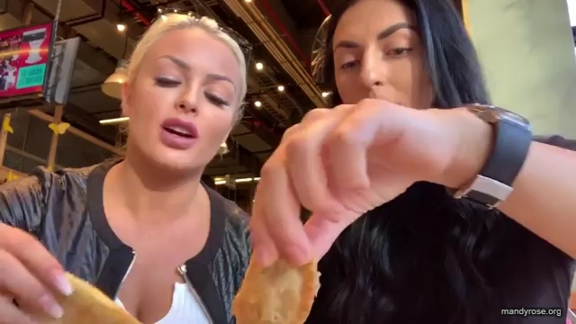 HOLAAAA_2121_Bogota2C_Colombia_WWE_Mandy_Rose_Sonya_Deville_Damandyz_Donutz_mp40106.jpg