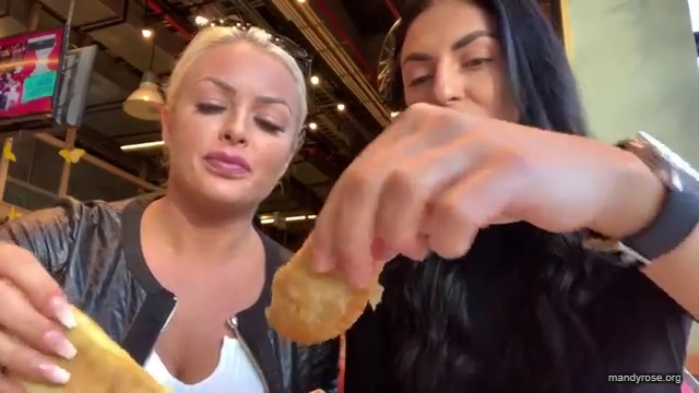 HOLAAAA_2121_Bogota2C_Colombia_WWE_Mandy_Rose_Sonya_Deville_Damandyz_Donutz_mp40107.jpg