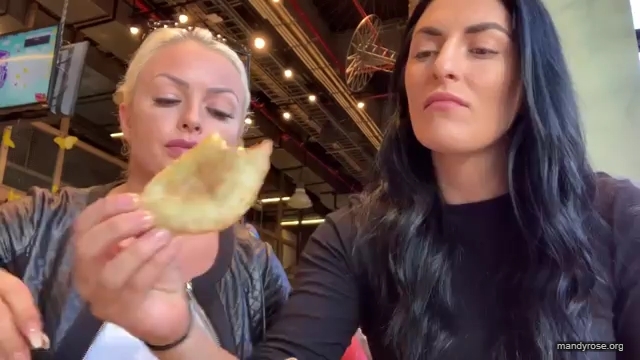 HOLAAAA_2121_Bogota2C_Colombia_WWE_Mandy_Rose_Sonya_Deville_Damandyz_Donutz_mp40125.jpg