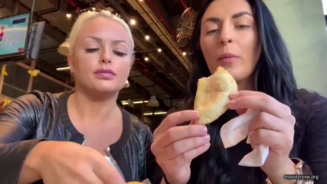 HOLAAAA_2121_Bogota2C_Colombia_WWE_Mandy_Rose_Sonya_Deville_Damandyz_Donutz_mp40127.jpg