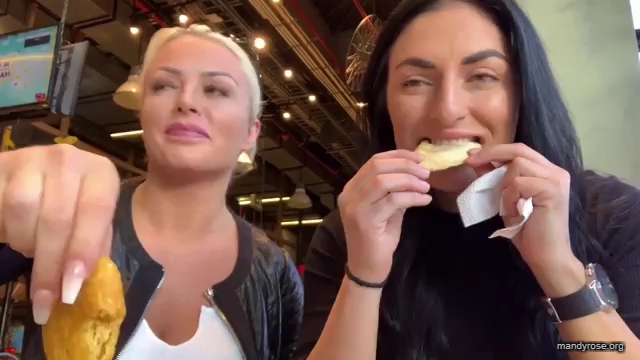 HOLAAAA_2121_Bogota2C_Colombia_WWE_Mandy_Rose_Sonya_Deville_Damandyz_Donutz_mp40129.jpg