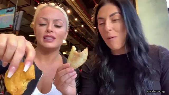 HOLAAAA_2121_Bogota2C_Colombia_WWE_Mandy_Rose_Sonya_Deville_Damandyz_Donutz_mp40133.jpg