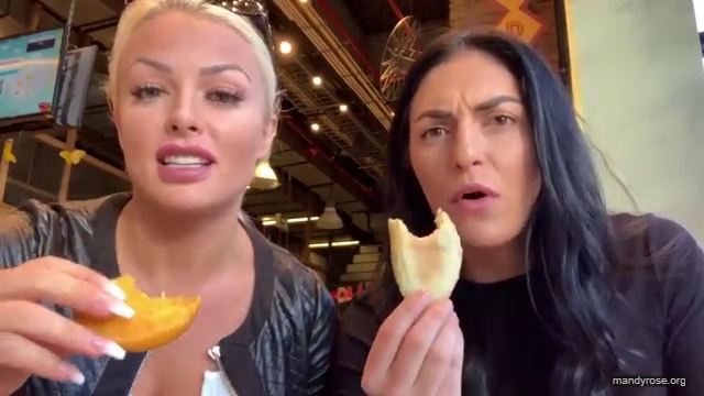 HOLAAAA_2121_Bogota2C_Colombia_WWE_Mandy_Rose_Sonya_Deville_Damandyz_Donutz_mp40135.jpg