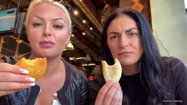 HOLAAAA_2121_Bogota2C_Colombia_WWE_Mandy_Rose_Sonya_Deville_Damandyz_Donutz_mp40136.jpg