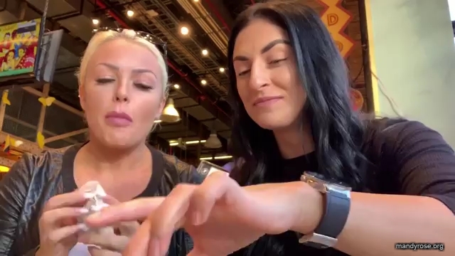 HOLAAAA_2121_Bogota2C_Colombia_WWE_Mandy_Rose_Sonya_Deville_Damandyz_Donutz_mp40153.jpg