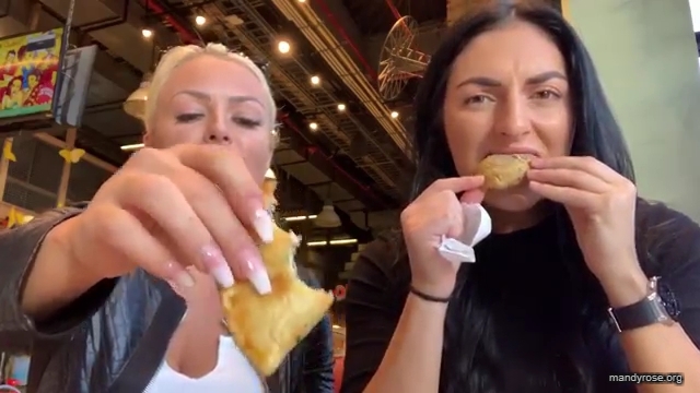 HOLAAAA_2121_Bogota2C_Colombia_WWE_Mandy_Rose_Sonya_Deville_Damandyz_Donutz_mp40162.jpg