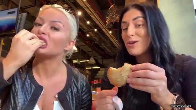 HOLAAAA_2121_Bogota2C_Colombia_WWE_Mandy_Rose_Sonya_Deville_Damandyz_Donutz_mp40165.jpg