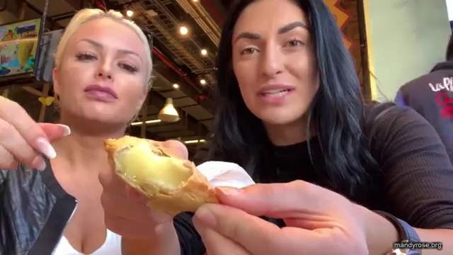 HOLAAAA_2121_Bogota2C_Colombia_WWE_Mandy_Rose_Sonya_Deville_Damandyz_Donutz_mp40178.jpg