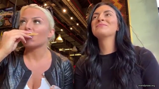HOLAAAA_2121_Bogota2C_Colombia_WWE_Mandy_Rose_Sonya_Deville_Damandyz_Donutz_mp40233.jpg