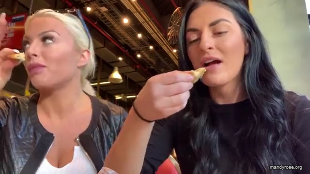 HOLAAAA_2121_Bogota2C_Colombia_WWE_Mandy_Rose_Sonya_Deville_Damandyz_Donutz_mp40253.jpg