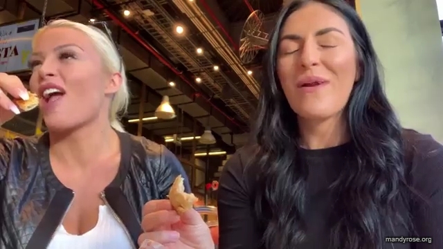 HOLAAAA_2121_Bogota2C_Colombia_WWE_Mandy_Rose_Sonya_Deville_Damandyz_Donutz_mp40258.jpg