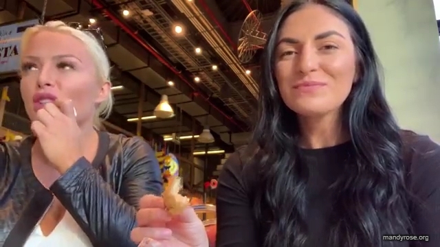 HOLAAAA_2121_Bogota2C_Colombia_WWE_Mandy_Rose_Sonya_Deville_Damandyz_Donutz_mp40259.jpg