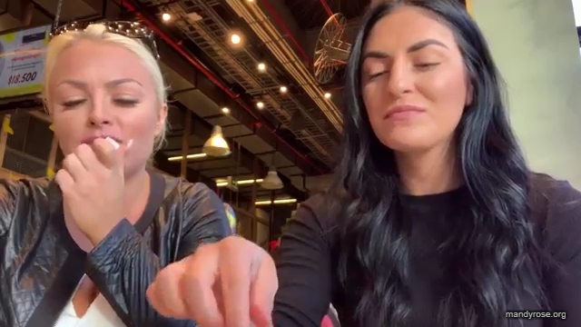 HOLAAAA_2121_Bogota2C_Colombia_WWE_Mandy_Rose_Sonya_Deville_Damandyz_Donutz_mp40260.jpg
