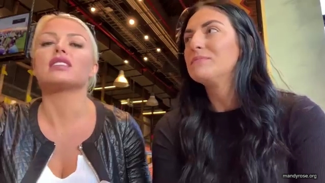 HOLAAAA_2121_Bogota2C_Colombia_WWE_Mandy_Rose_Sonya_Deville_Damandyz_Donutz_mp40298.jpg