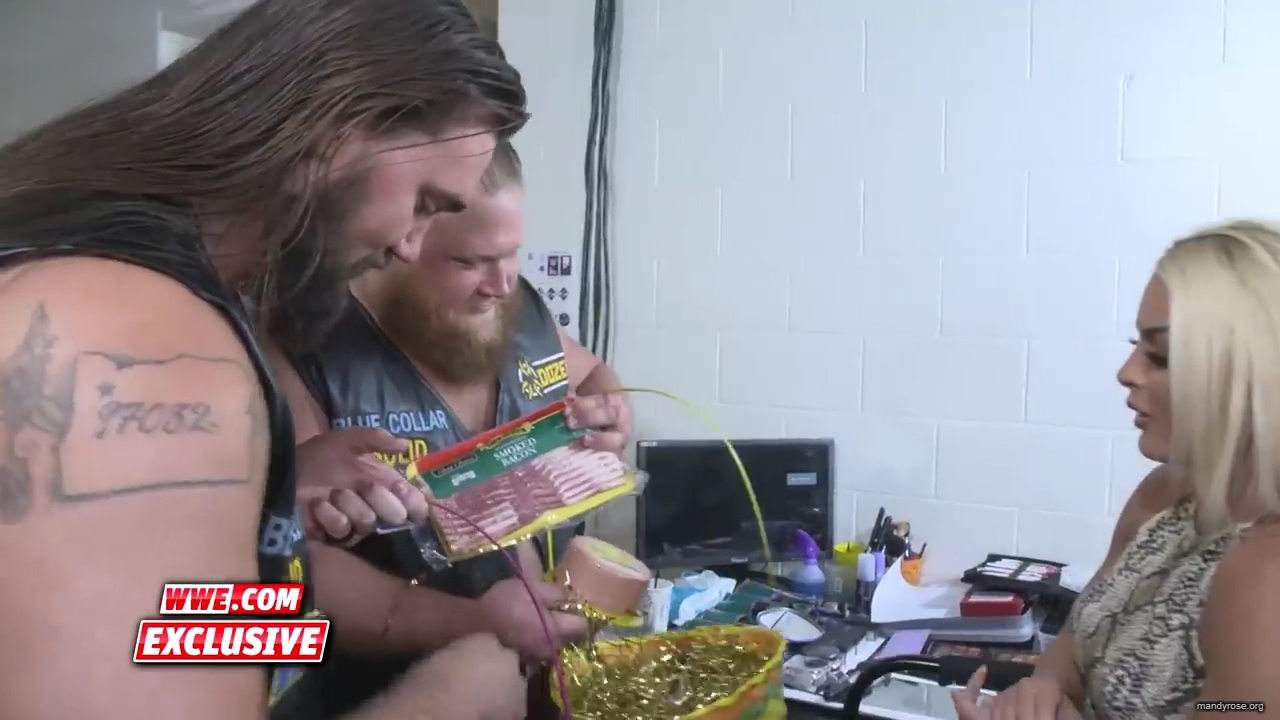Heavy_Machinery_hand_out_meat_to_the_SmackDown_roster_SmackDown_Exclusive_April_23_2019_mp40016.jpg