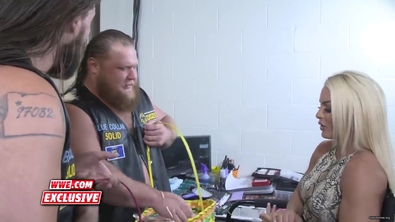 Heavy_Machinery_hand_out_meat_to_the_SmackDown_roster_SmackDown_Exclusive_April_23_2019_mp40020.jpg