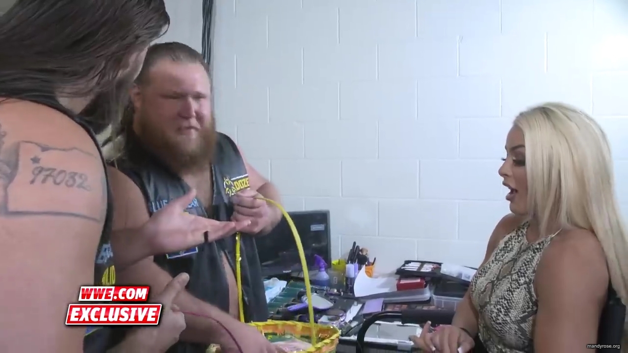 Heavy_Machinery_hand_out_meat_to_the_SmackDown_roster_SmackDown_Exclusive_April_23_2019_mp40021.jpg