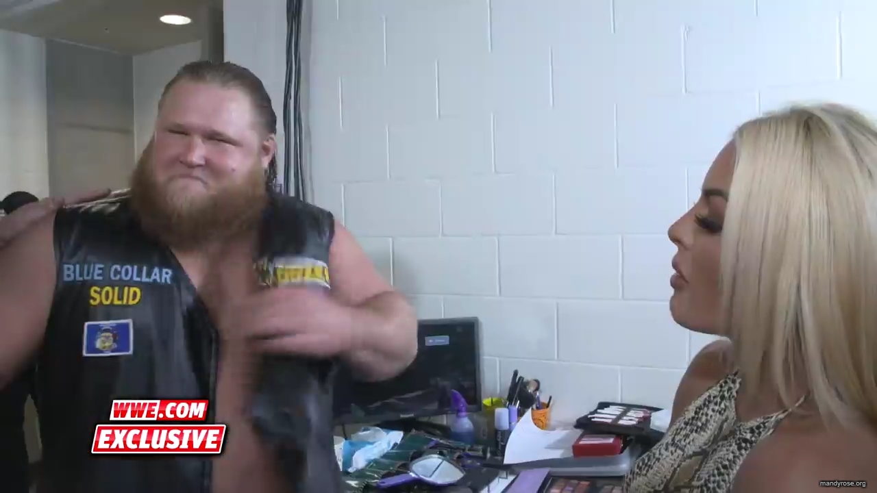 Heavy_Machinery_hand_out_meat_to_the_SmackDown_roster_SmackDown_Exclusive_April_23_2019_mp40024.jpg