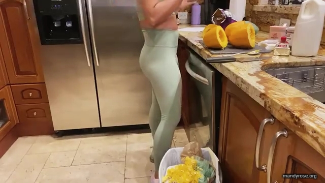 MANDY_ROSE___OTIS_Easy_Meals_To_Make_During_Quarantine_WWE_Cooking_mp40310.jpg
