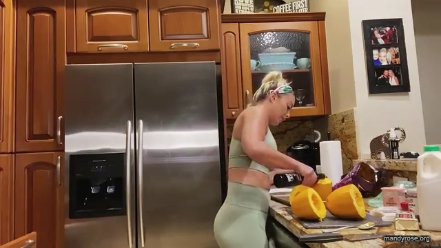 MANDY_ROSE___OTIS_Easy_Meals_To_Make_During_Quarantine_WWE_Cooking_mp40327.jpg