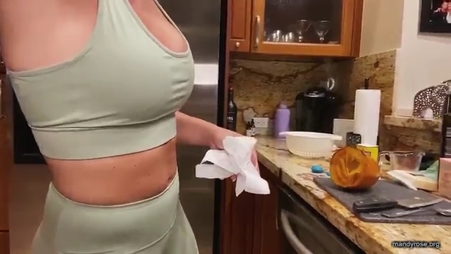 MANDY_ROSE___OTIS_Easy_Meals_To_Make_During_Quarantine_WWE_Cooking_mp40422.jpg