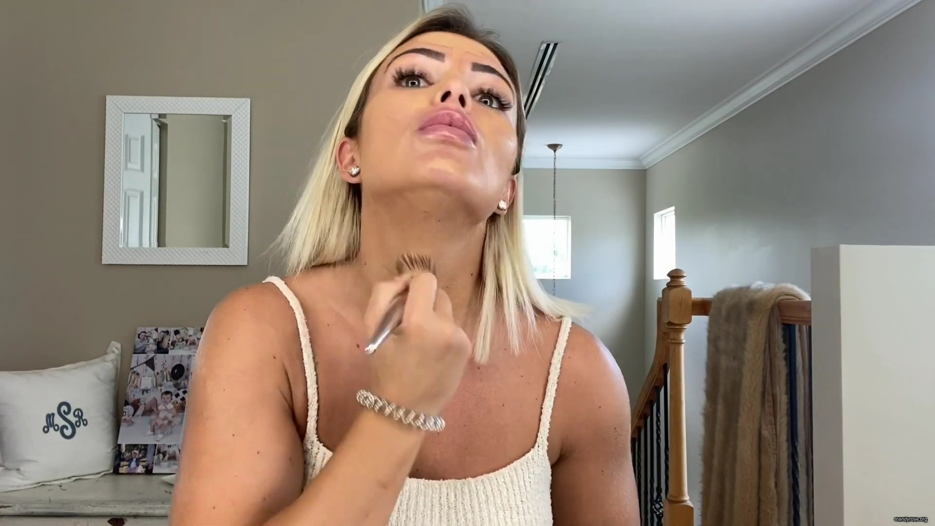 MY_NEW_LOOK21_How-to_do_your_makeup_in_less_than_10_mins21_mp40272.jpg