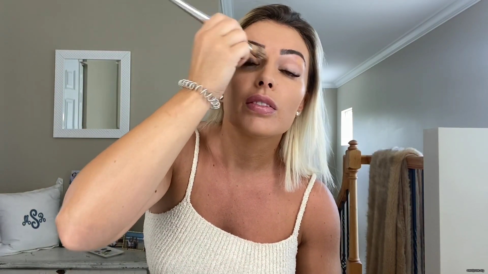 MY_NEW_LOOK21_How-to_do_your_makeup_in_less_than_10_mins21_mp40313.jpg