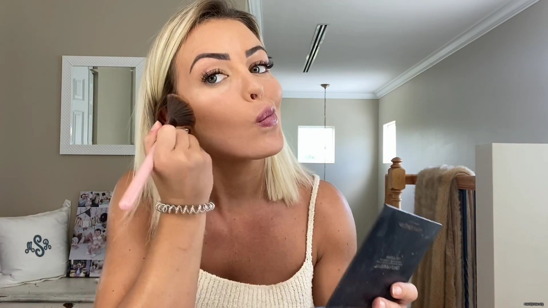 MY_NEW_LOOK21_How-to_do_your_makeup_in_less_than_10_mins21_mp40378.jpg