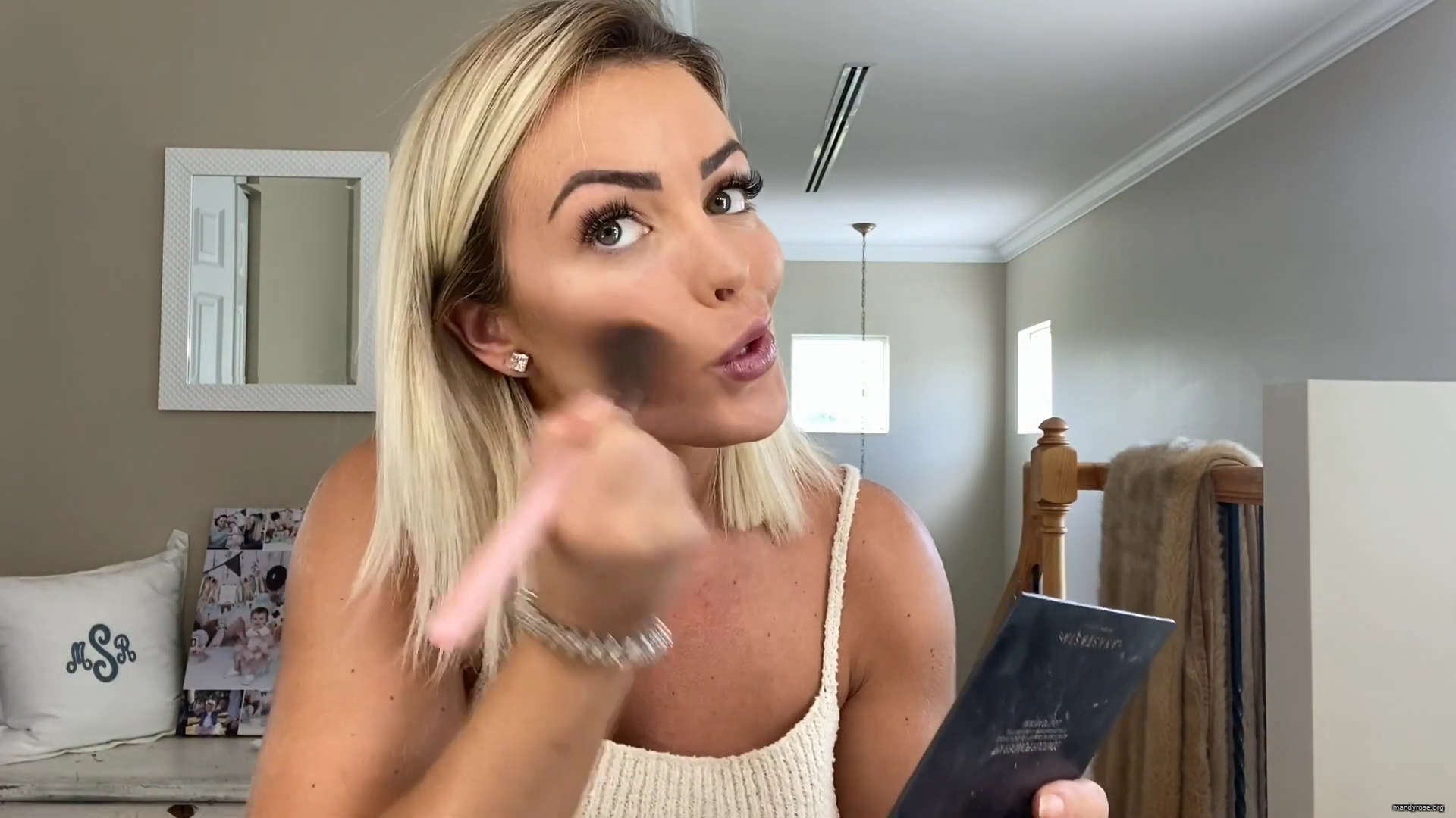 MY_NEW_LOOK21_How-to_do_your_makeup_in_less_than_10_mins21_mp40379.jpg