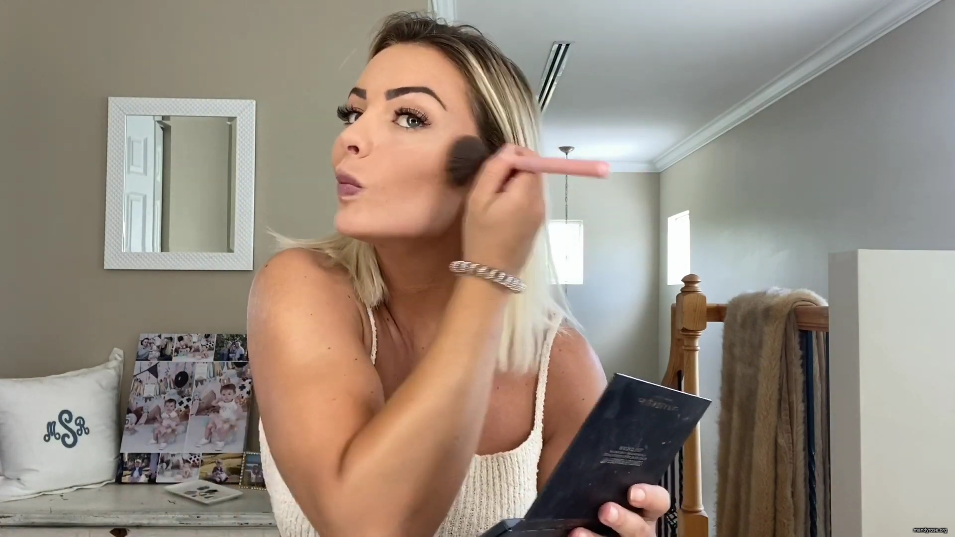 MY_NEW_LOOK21_How-to_do_your_makeup_in_less_than_10_mins21_mp40391.jpg