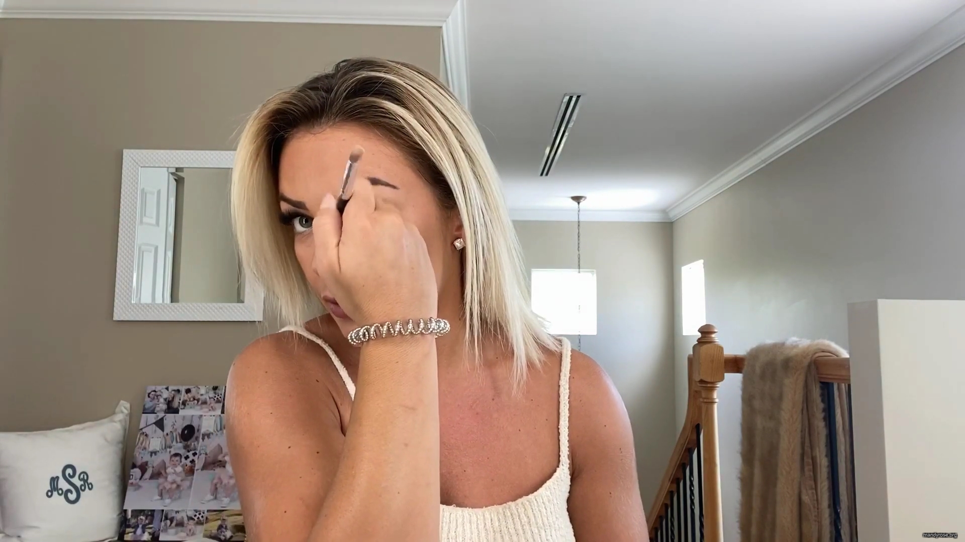 MY_NEW_LOOK21_How-to_do_your_makeup_in_less_than_10_mins21_mp40412.jpg