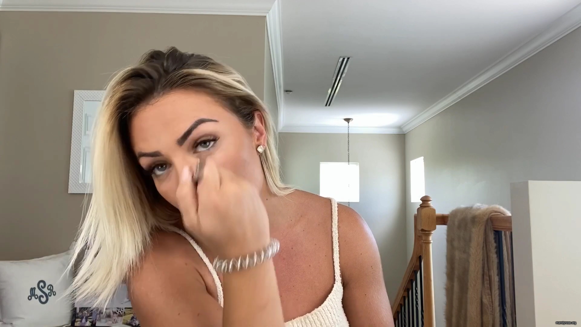 MY_NEW_LOOK21_How-to_do_your_makeup_in_less_than_10_mins21_mp40420.jpg