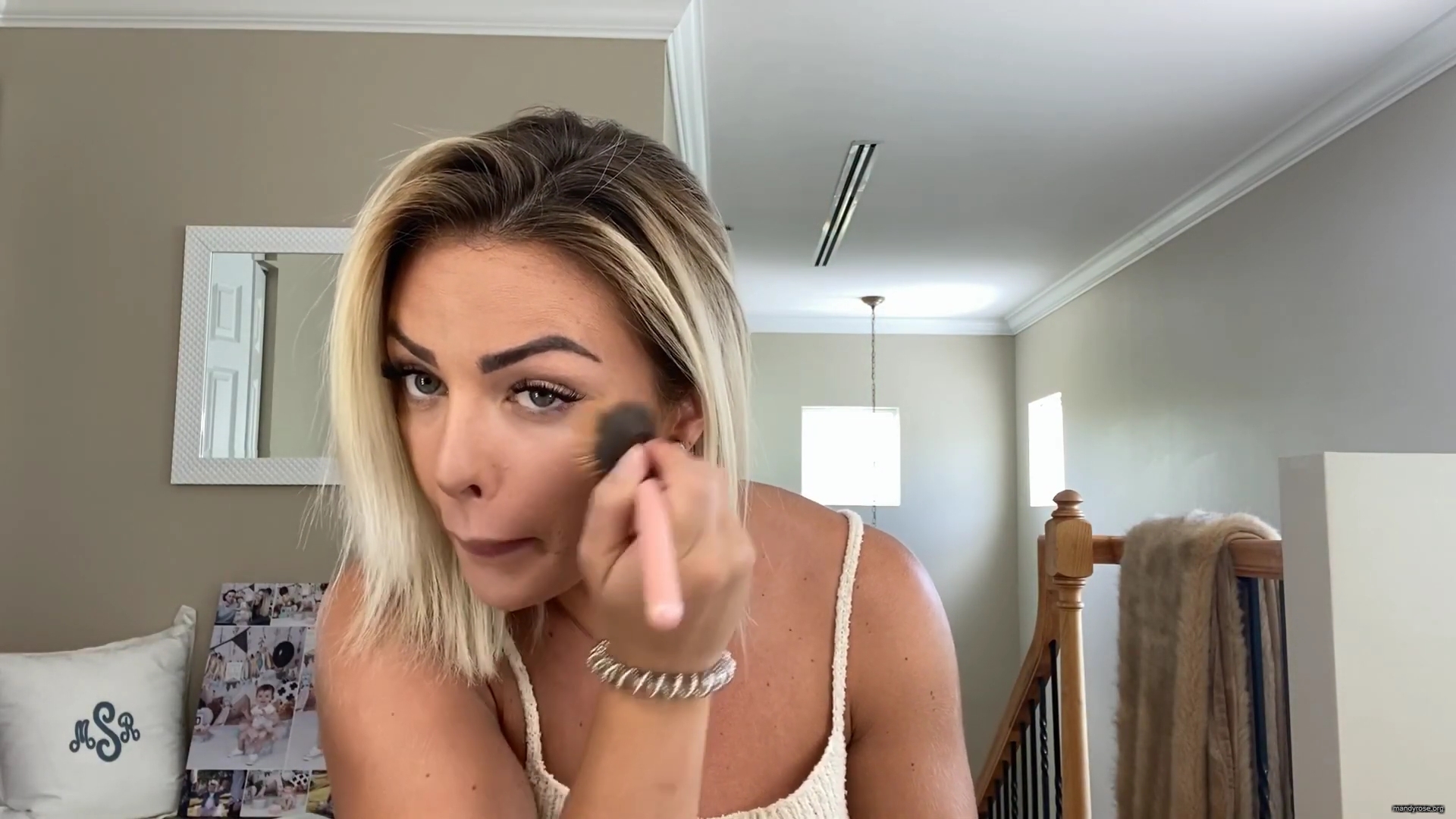 MY_NEW_LOOK21_How-to_do_your_makeup_in_less_than_10_mins21_mp40465.jpg